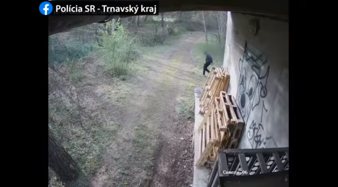 Letépte a fáról a biztonsági kamerát egy fickó, másnap visszament a másikért is (videó)
