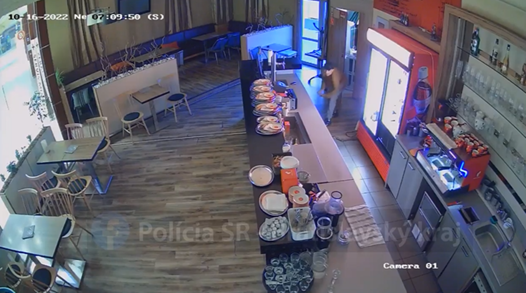 Tolvaj járt a kávézóban, a biztonsági kamera mindent rögzített (VIDEÓ)