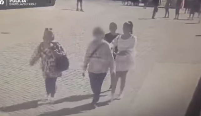 Mit sem sejtő turistákat próbált kizsebelni a három nő, a kamerák mindent rögzítettek (VIDEÓ)
