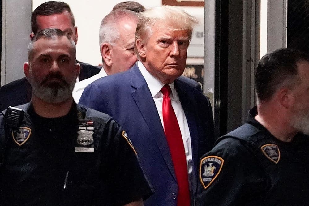Ujjlenyomatot vettek a börtönben Donald Trumptól és lefotózták őt a zsaruk, elkészült róla az első "mugshot"