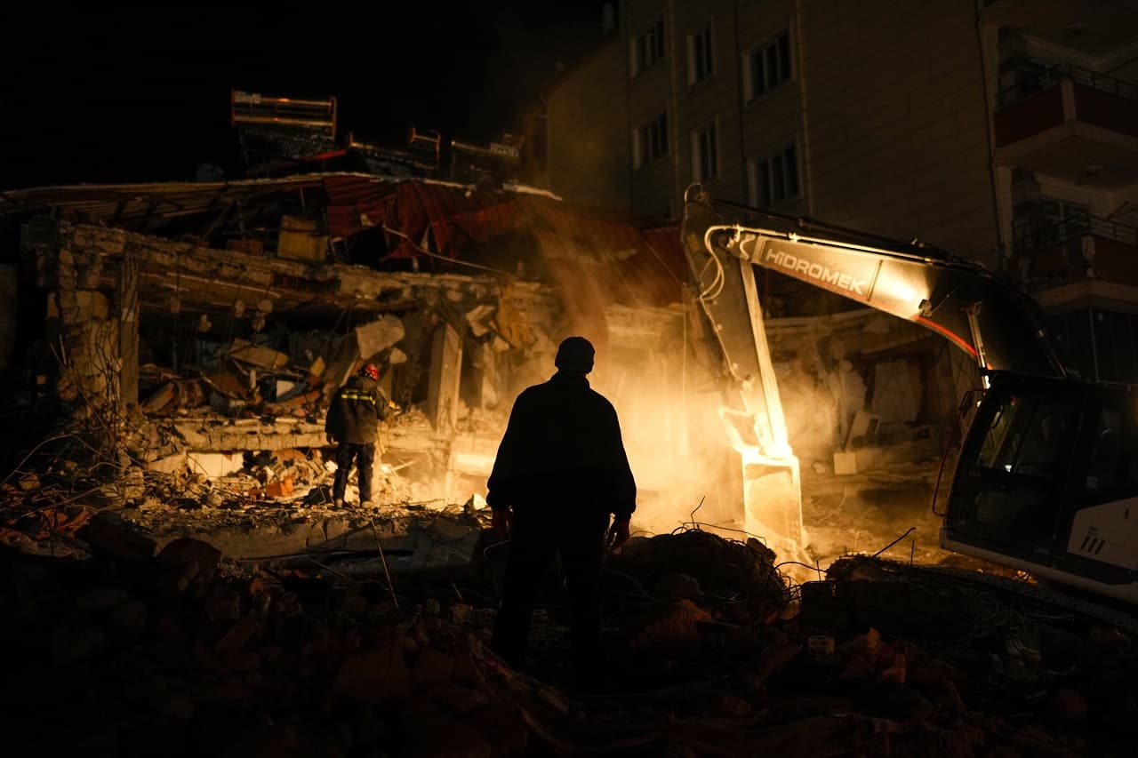 Török-szíriai földrengés - Már 15 ezer fölé emelkedett a halálos áldozatok száma