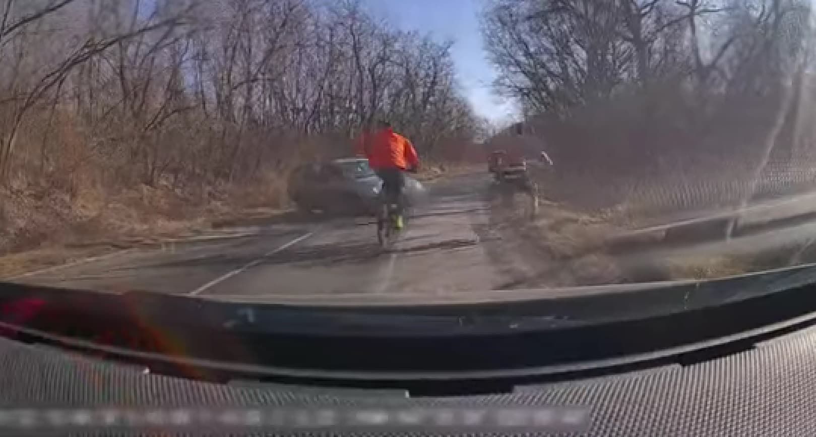 Világrekordot akart dönteni a futó, végül nem sikerült, ugyanis a társát elütötte egy autó (+VIDEÓ)