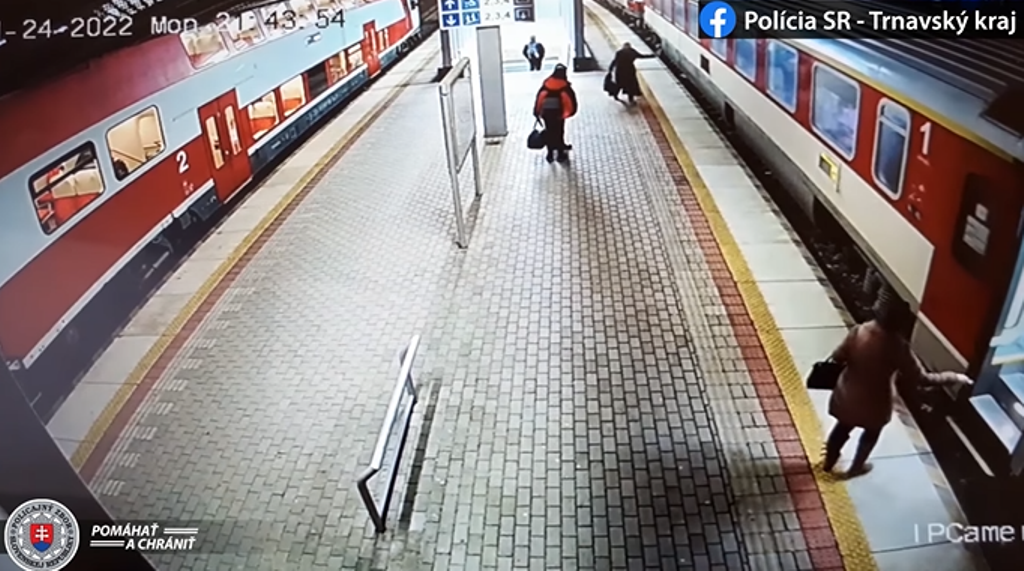 Az induló vonatra próbált felugrani az idős nő, beesett a szerelvény alá (VIDEÓ)