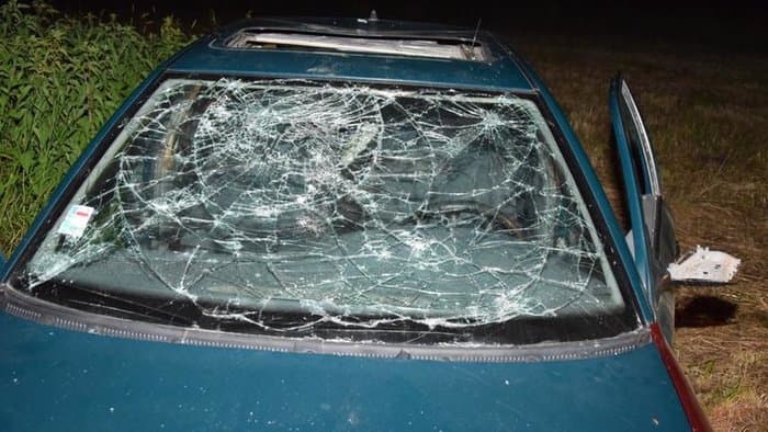 Balesetet okozott a felelőtlen autós – a sérült nőt hátrahagyva elment kocsmázni