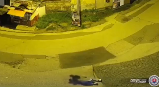 VIDEÓ: Az egyik pillanatban még a földön fetreng, a másikban már a volán mögött ül az elvetemült!