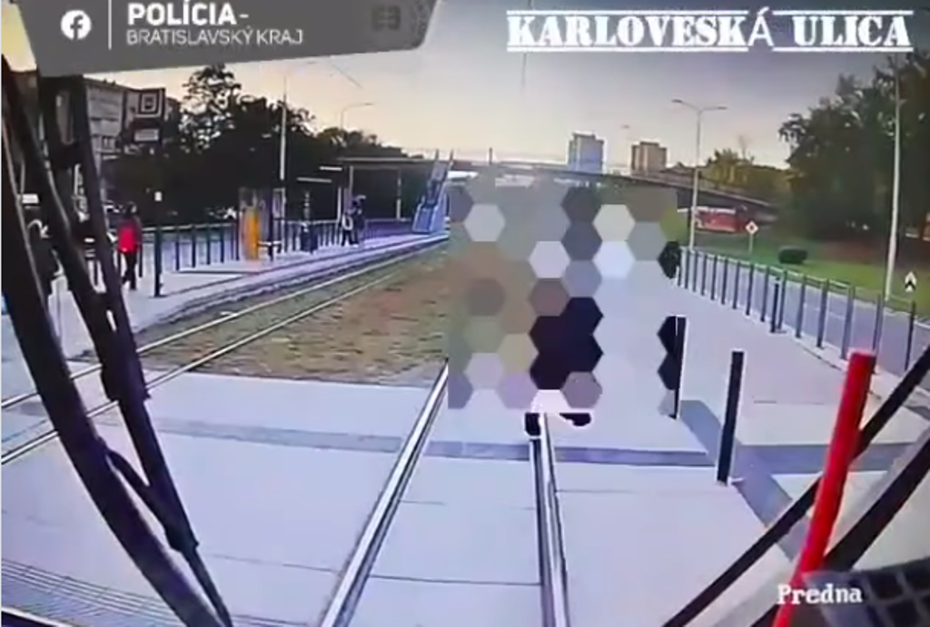 Elrettentő videón, ahogy a villamos halálra gázolja a 14 éves fiút – a rendőrség figyelmezteti a gyalogosokat