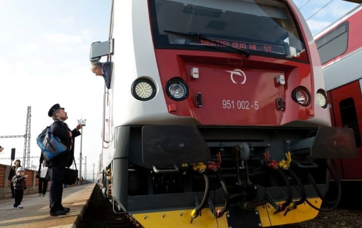 TRAGÉDIA: A végállomás felé haladt a vonat, amikor elgázolta a síneken járkáló férfit