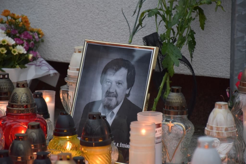 Iskolai támadás: Matovič kitüntetésre javasolja az életét feláldozó pedagógust, akiről százak emlékeztek meg