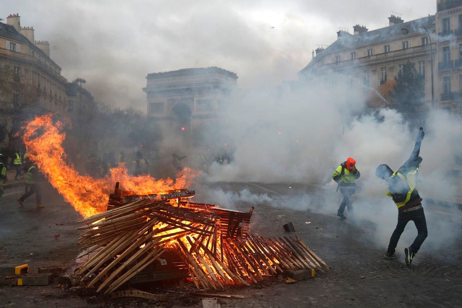 A francia rendőrség rendkívüli állapot kihirdetését kérte a párizsi zavargások miatt