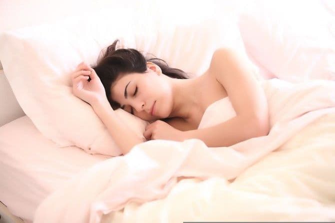 Miért ne aludjunk soha háton fekve? A szakemberek elárulták, melyik alvási póz a legideálisabb