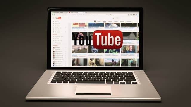 A Youtube is felveszi a harcot az álhírekkel - így próbálná meg kiszűrni a félrevezető információkat a platformon