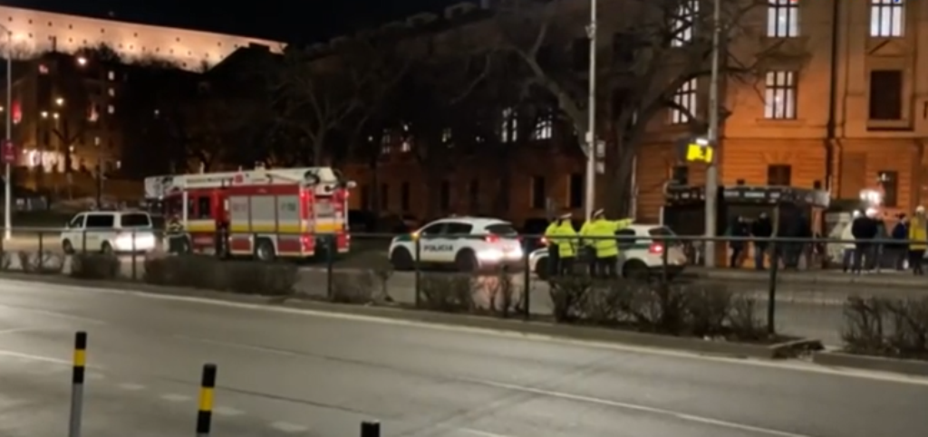 Rendőrök és tűzoltók lepték el a helyet, ahol tavaly öt embert halálra gázolt Dušan Dědeček
